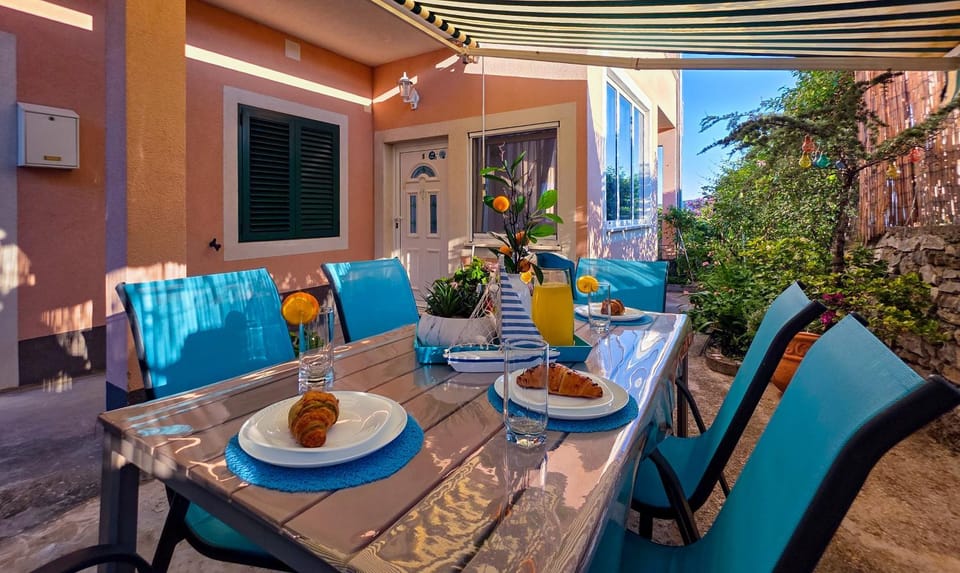 Patio, Day, Food and drinks, Seating area
