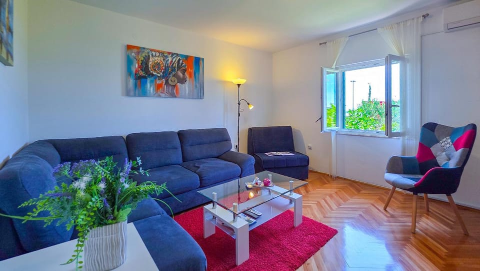 TV and multimedia, Living room, Seating area, air conditioner