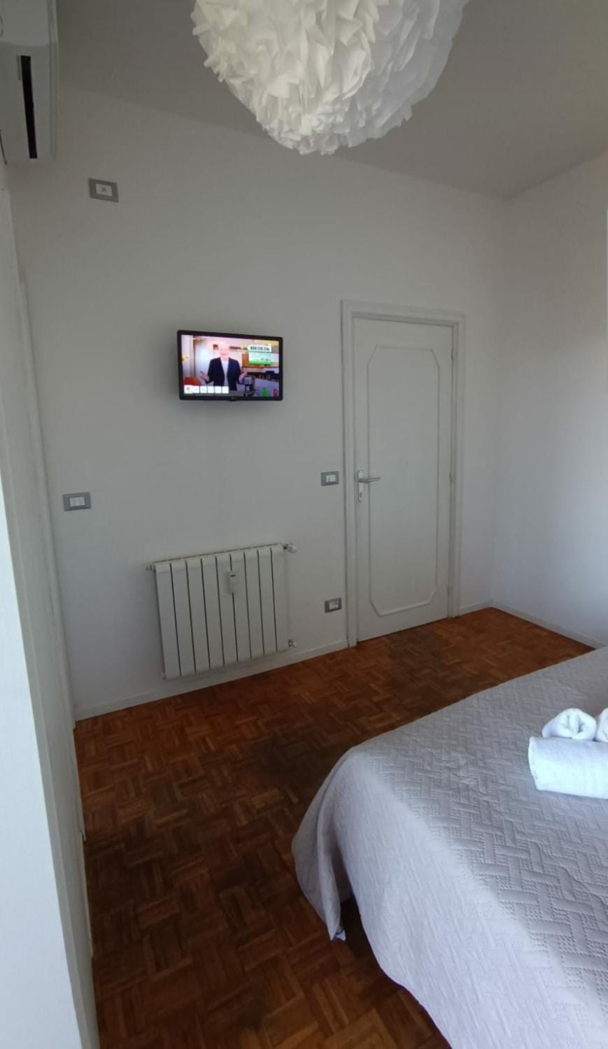 TV and multimedia, Photo of the whole room, Bedroom