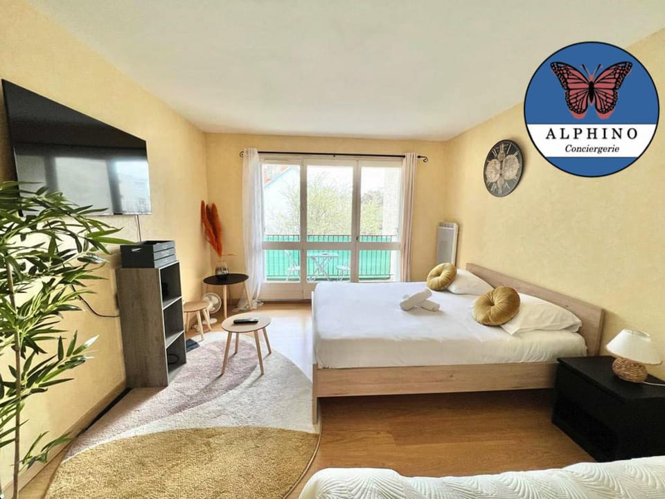 Bed, TV and multimedia, Seating area, towels