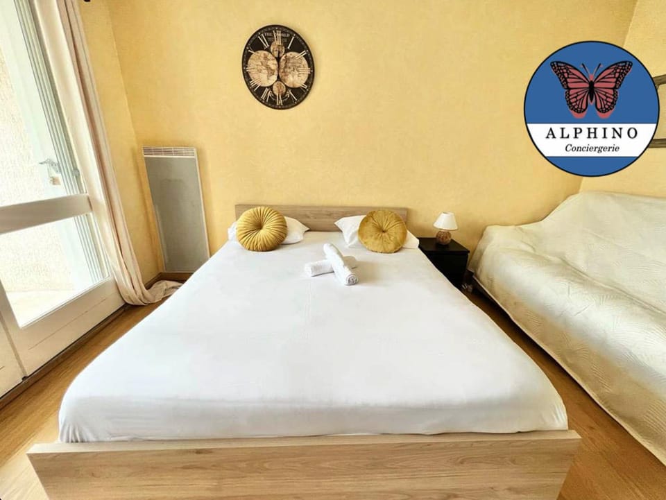 Bed, Seating area, towels