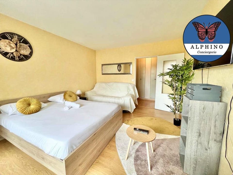 Bed, TV and multimedia, Seating area, towels