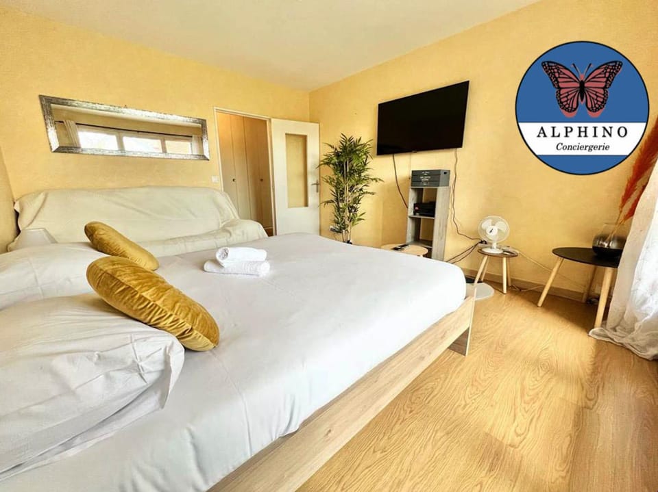 Bed, TV and multimedia, Seating area, towels