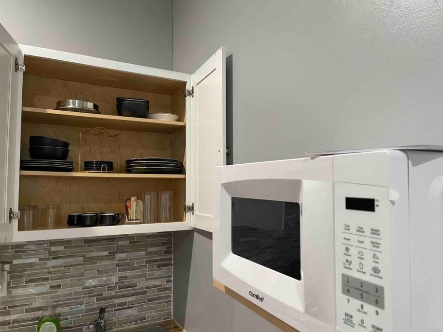 Kitchen or kitchenette, minibar