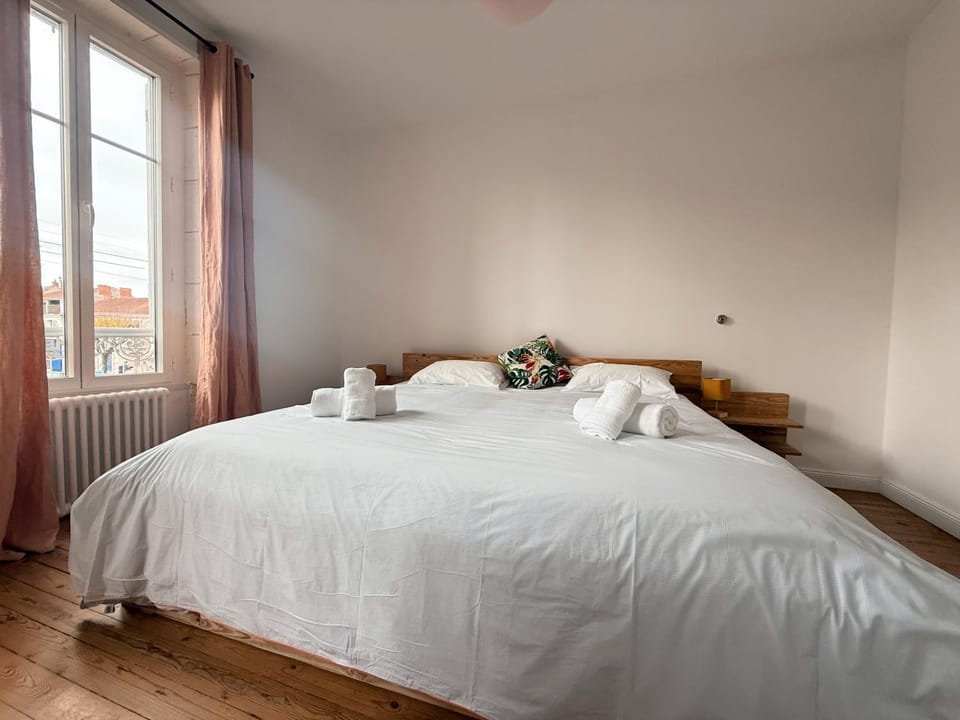 Photo of the whole room, Bedroom