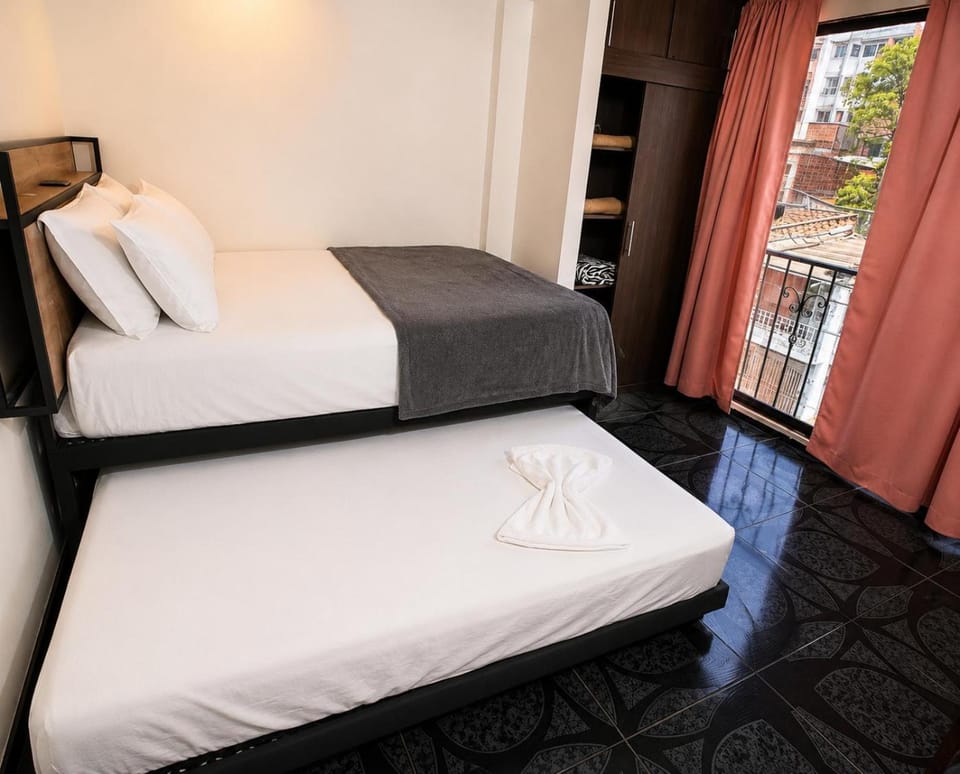 Aparta Suites Torre de Prado 401 Apartamento para 6 Personas Apartment in Medellin