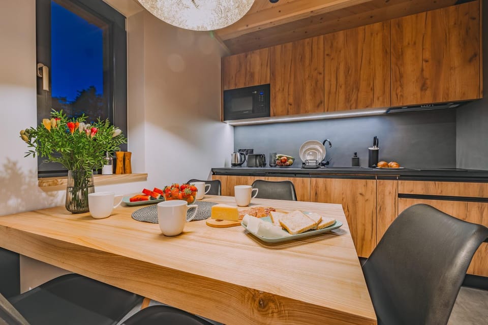 Coffee/tea facilities, Kitchen or kitchenette, Dining area, minibar, stove, toaster