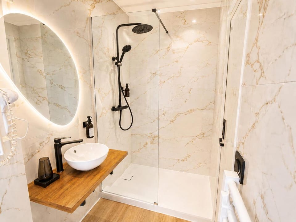 Shower, Toilet, Bathroom, towels