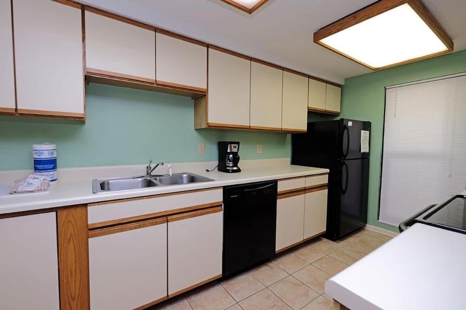 Seaside Splendor Elegant 2BR Condo Resort Perks House in South Carolina