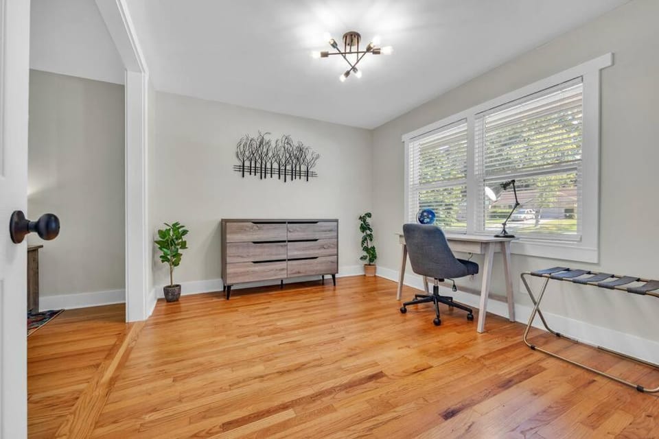 Modern Luxury with Pool Table 3BR-5BD Sleeps 10 House in Panthersville