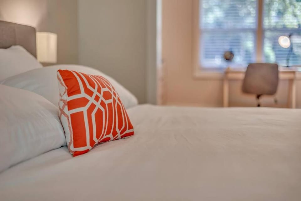 Modern Luxury with Pool Table 3BR-5BD Sleeps 10 House in Panthersville