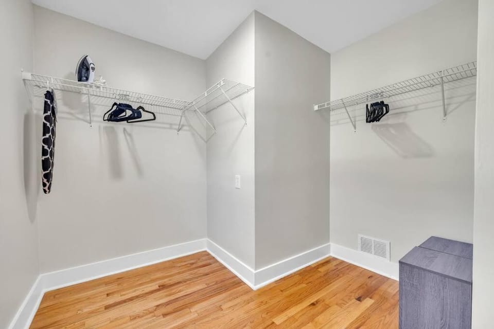 Modern Luxury with Pool Table 3BR-5BD Sleeps 10 House in Panthersville