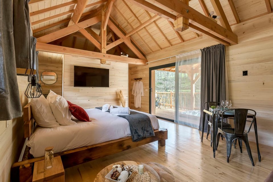 Bed, Photo of the whole room, Dining area, Bedroom