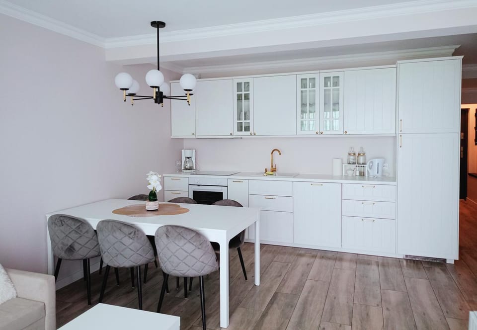 Kitchen or kitchenette, Dining area