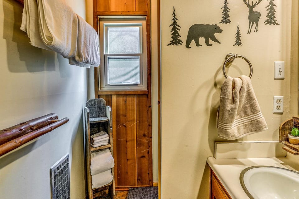 3 Mi to Shaver Lake: Cozy 'Bears Hideaway' Cabin! Cabin in Shaver Lake