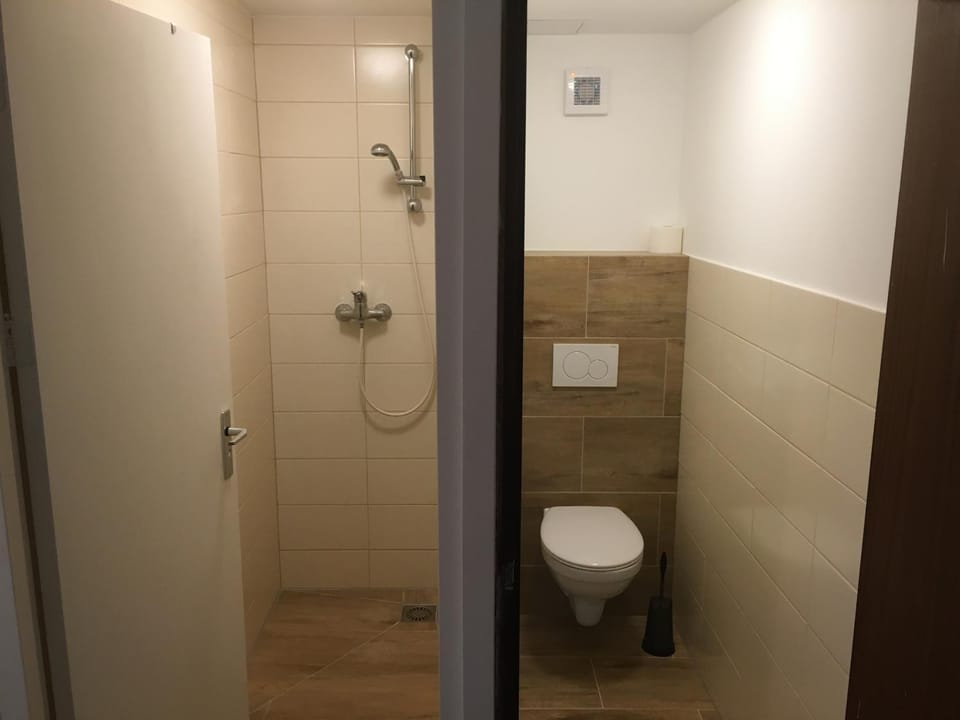 Shower, Toilet, Property building, Bathroom, group of guests, group of guests