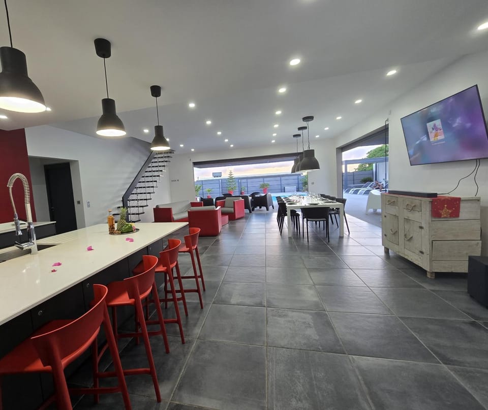 TV and multimedia, Kitchen or kitchenette, Living room, Seating area