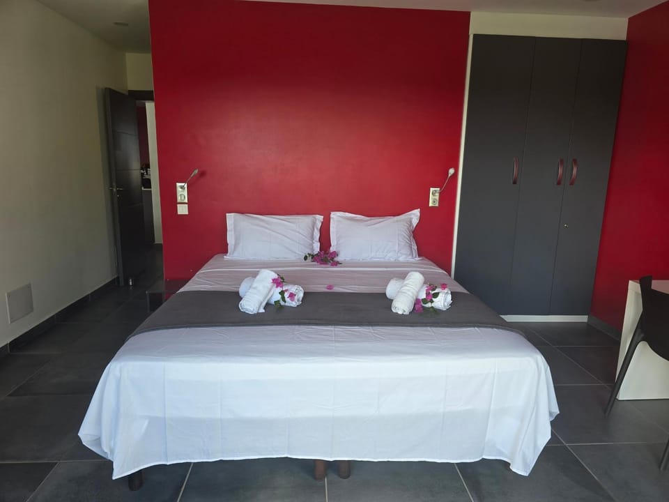 Bed, Bedroom, towels