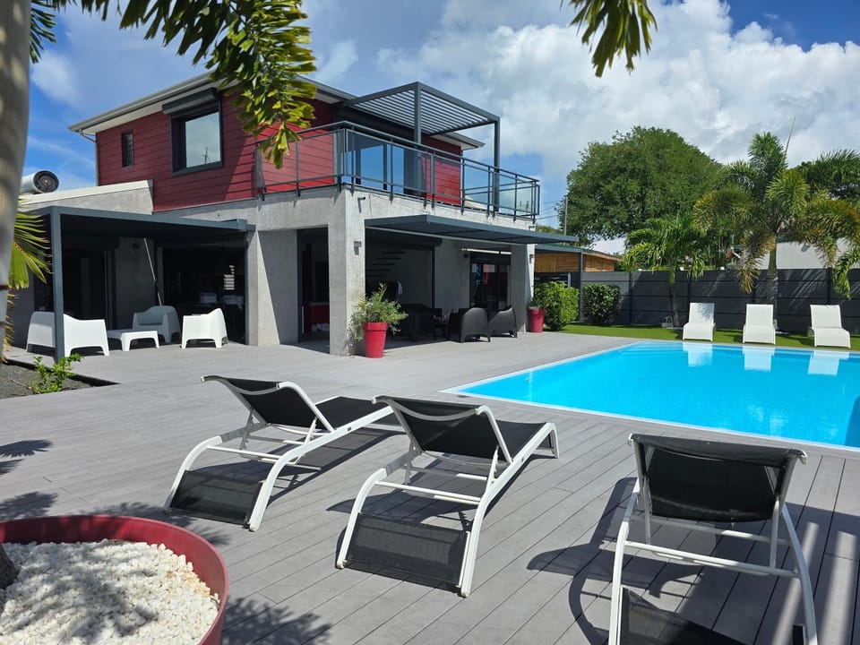 Swimming pool, sunbed