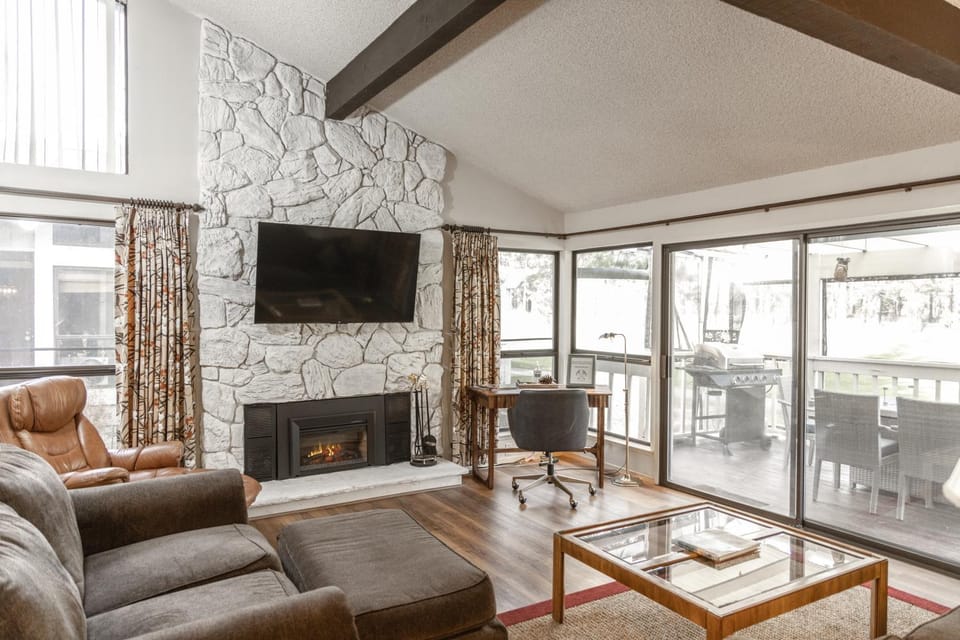 Breath in Fresh Mt Spring Air from a Private Deck with a River & Golf Course View House in Plumas Eureka