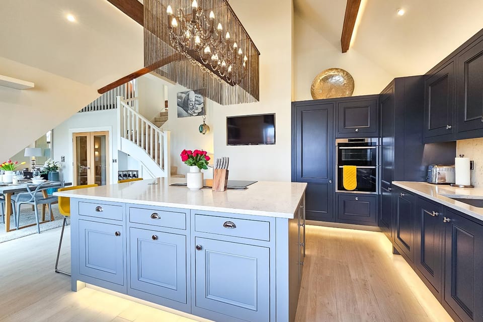 Exclusive 3 Bedroom Penthouse - 2 Bath & Mezzanine Apartment in Harrogate