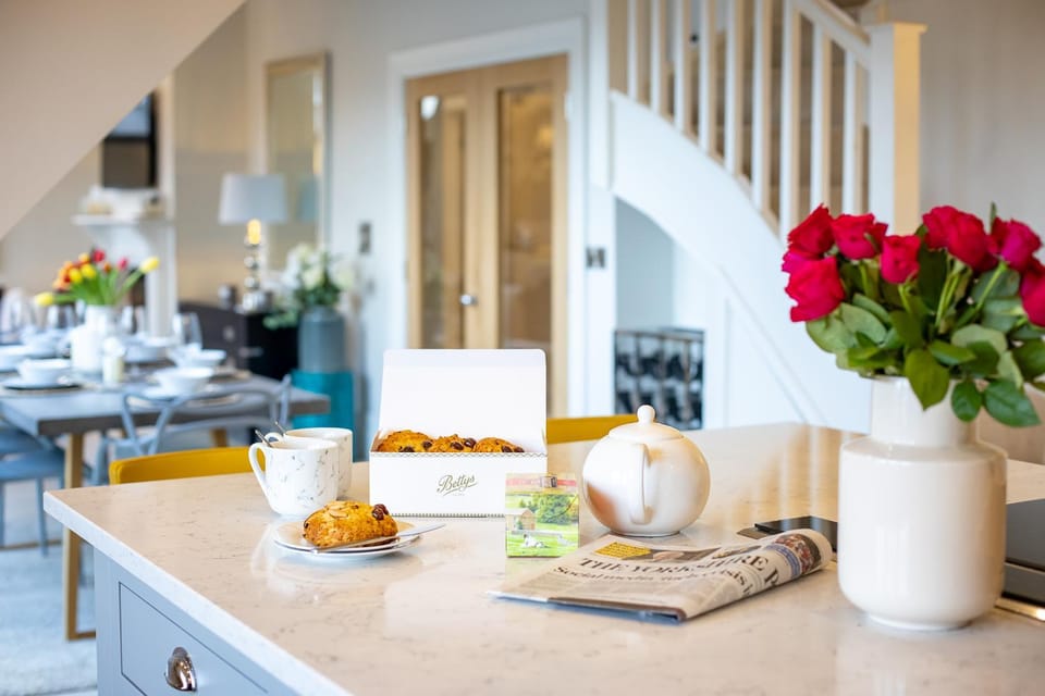 Exclusive 3 Bedroom Penthouse - 2 Bath & Mezzanine Apartment in Harrogate