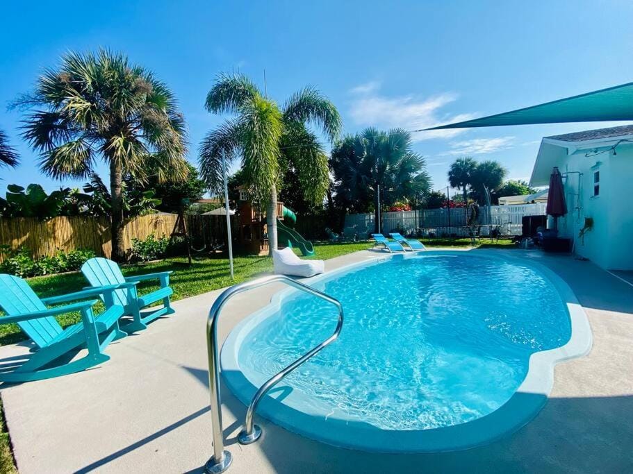 Island Vibes Beach House & 10 min walk to beach House in Fort Pierce