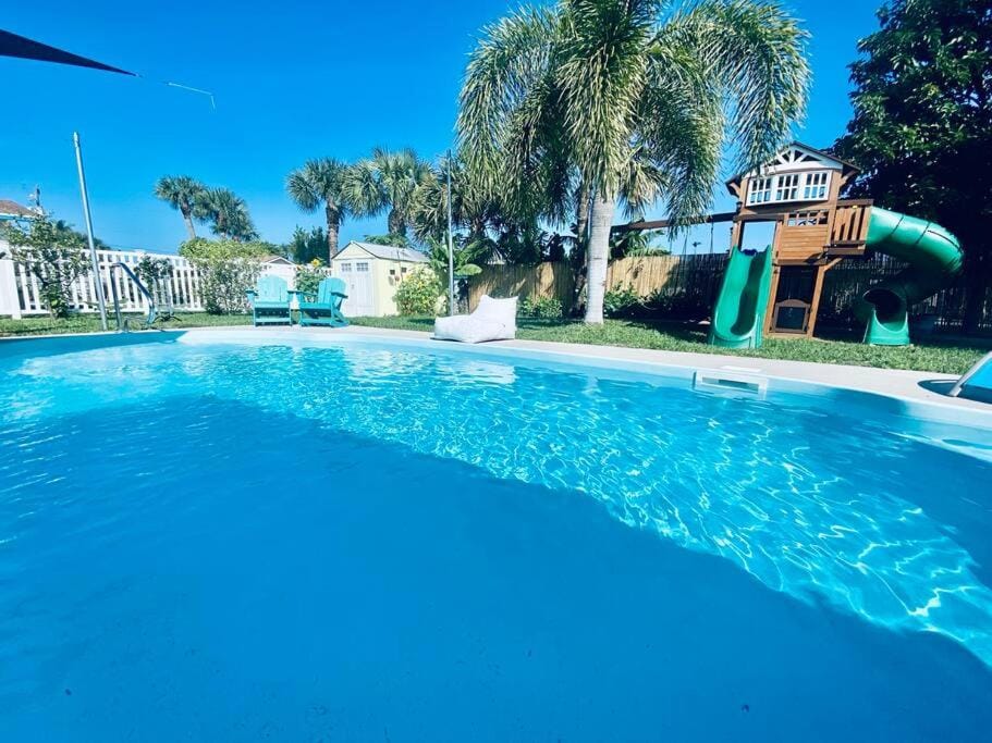 Island Vibes Beach House & 10 min walk to beach House in Fort Pierce