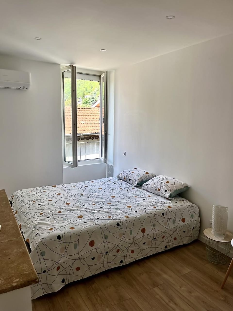 Bed, Photo of the whole room, Bedroom, air conditioner
