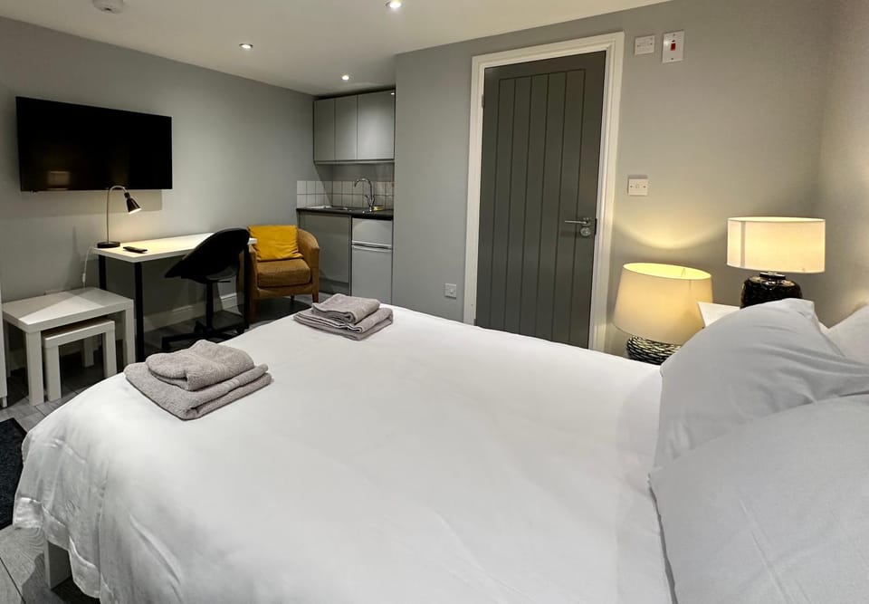 Bed, TV and multimedia, Living room, Photo of the whole room, Seating area, Bedroom, hair dresser, towels