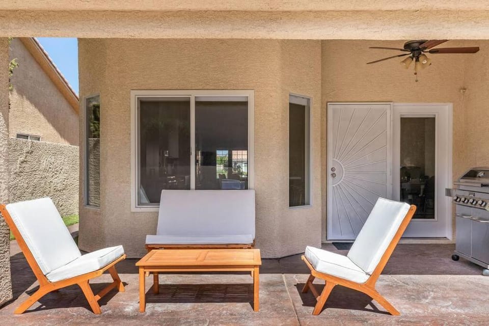 Stunning Home w/ pool & King bed 10min to Red Rock House in Spring Valley