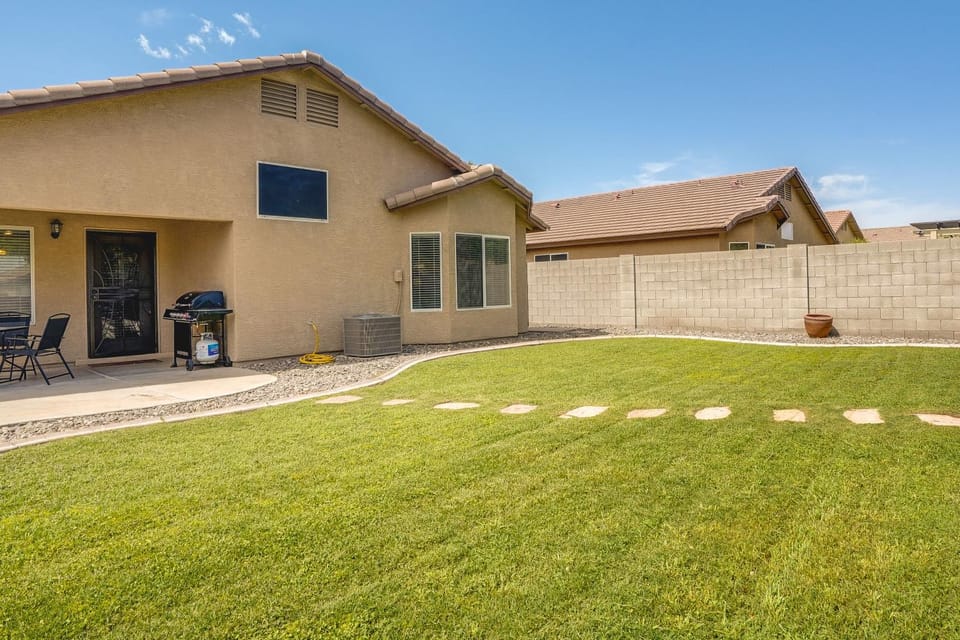 Fenced Backyard & Fire Pit: Bright Peoria Home! House in Glendale