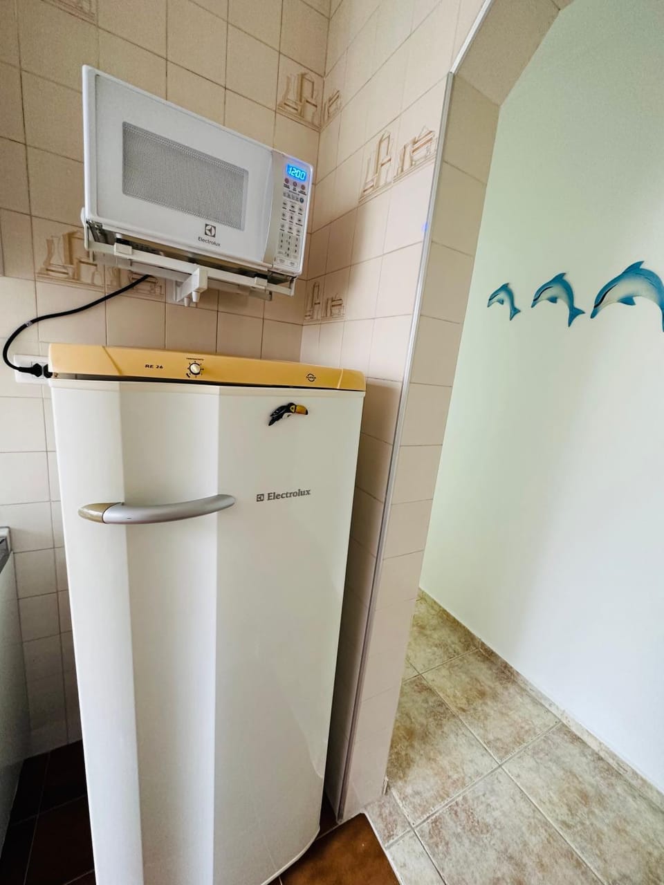 Kitchen or kitchenette, minibar