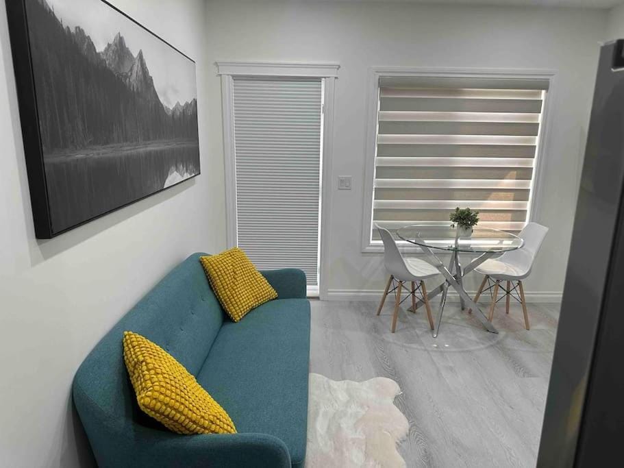 Award winning boho paradise sunlit modern suite Apartment in Calgary