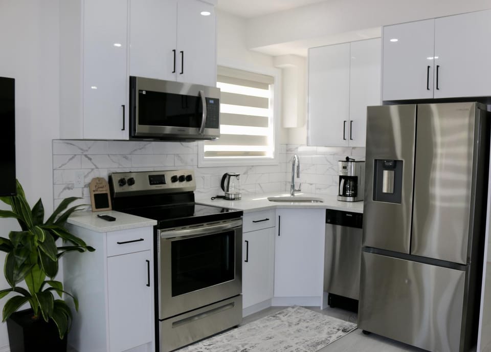 Award winning boho paradise sunlit modern suite Apartment in Calgary