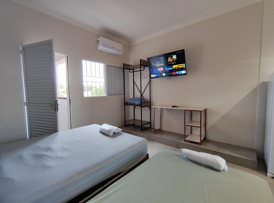 Communal lounge/ TV room, Bed, TV and multimedia, Photo of the whole room, Bedroom, towels, air conditioner
