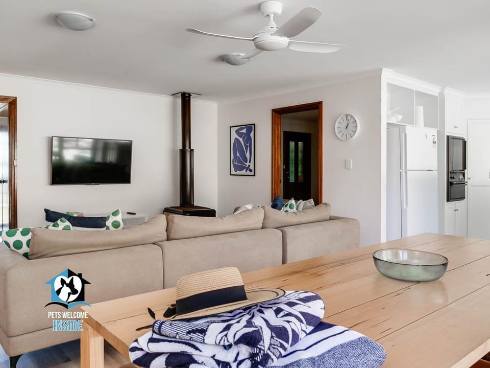 Communal lounge/ TV room, TV and multimedia, Seating area, Dining area, Family