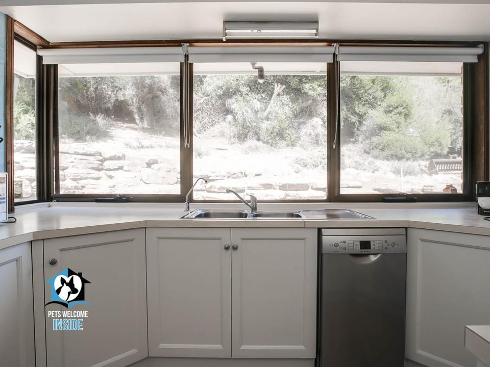 Coffee/tea facilities, dishwasher, minibar, pet friendly, stove, kitchen