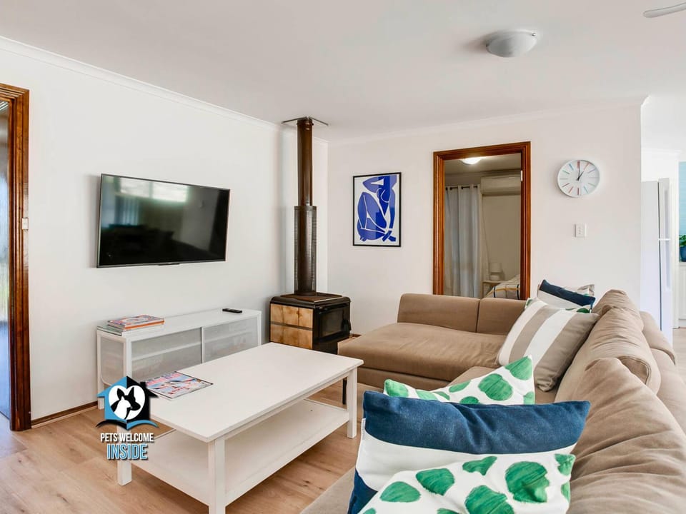 Communal lounge/ TV room, TV and multimedia, Living room, Seating area, Entertainment, Family