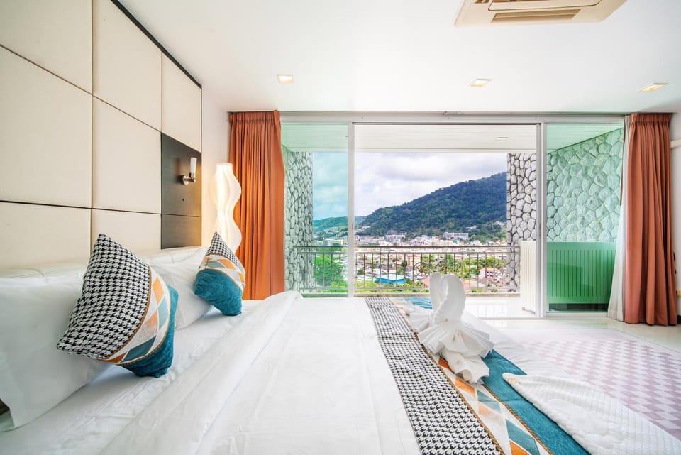 Bed, Natural landscape, Photo of the whole room, Bedroom