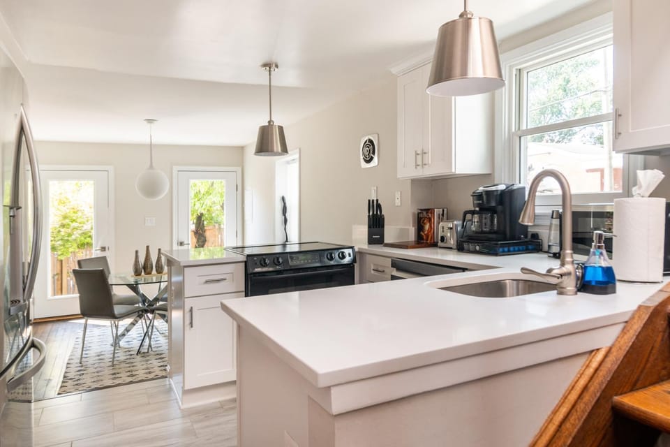 King Bed & Fenced Yard - Floyd's Freedom- Book Now! House in Alexandria