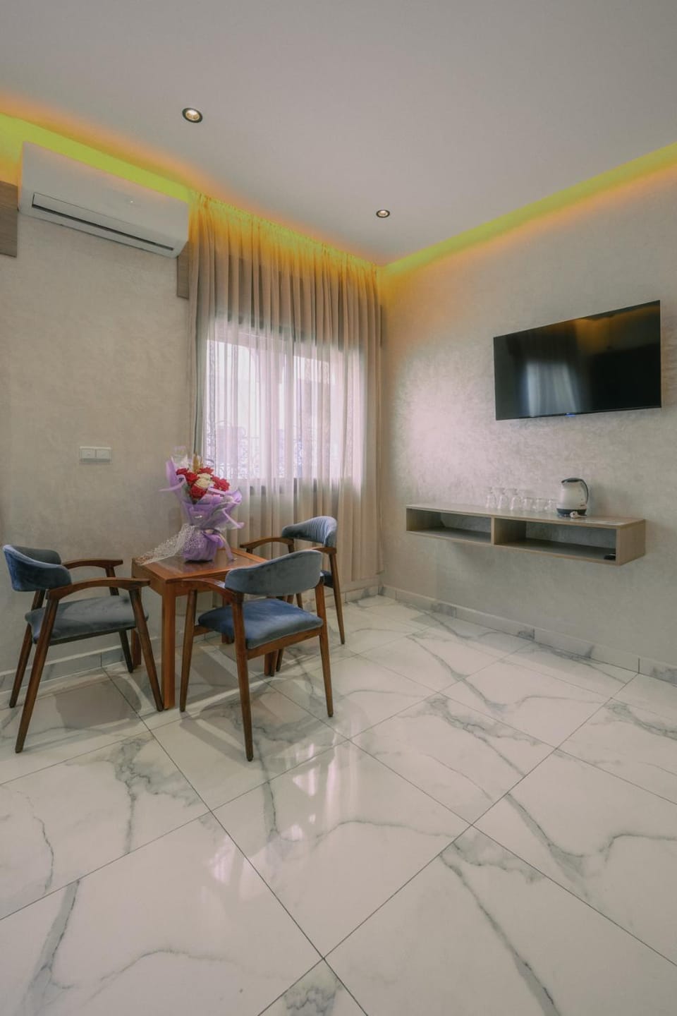 TV and multimedia, Seating area, air conditioner