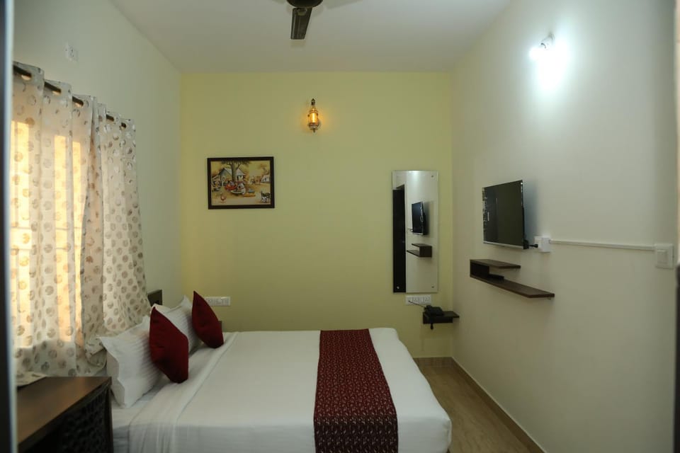 Bed, TV and multimedia, Photo of the whole room, fireplace