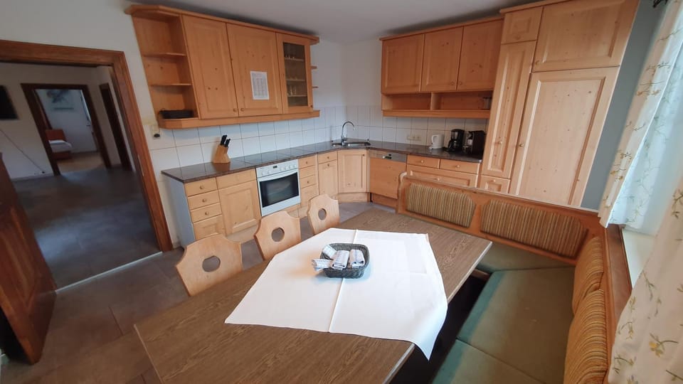 Coffee/tea facilities, Kitchen or kitchenette, Dining area, dishwasher, pet friendly, stove