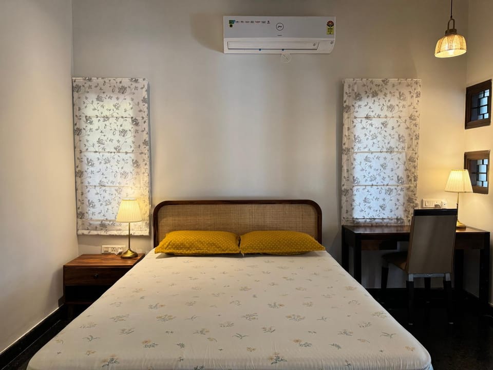 Bed, Photo of the whole room, Bedroom, air conditioner
