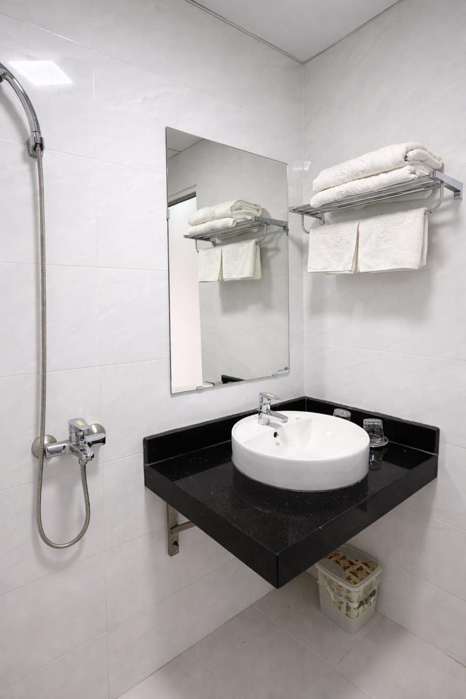 Shower, Toilet, Bathroom, bidet, towels