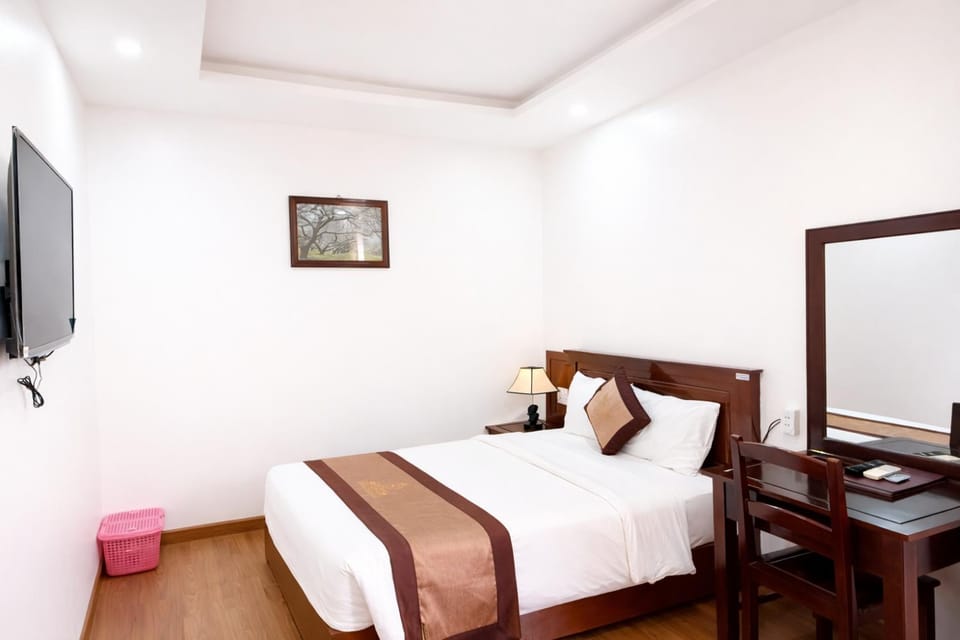 Communal lounge/ TV room, Bed, Bedroom