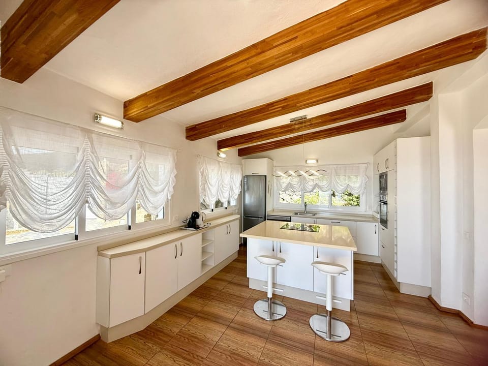Kitchen or kitchenette, Dining area, stove