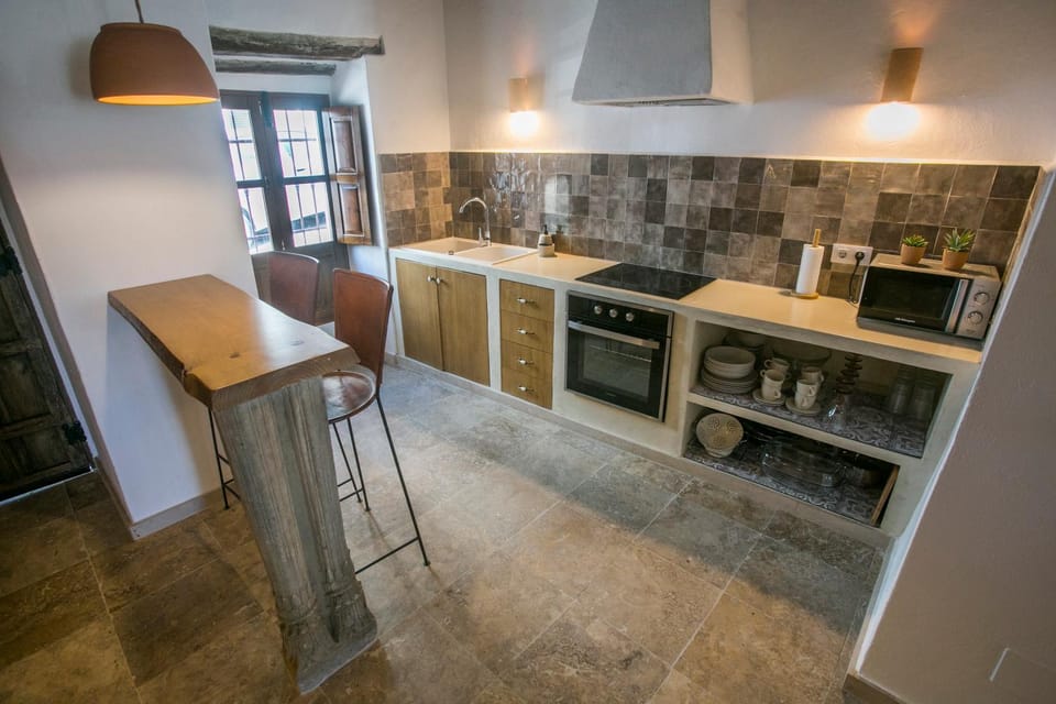 Kitchen or kitchenette, Dining area, minibar, pet friendly, stove