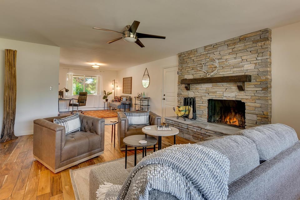 Living room, Seating area, fireplace